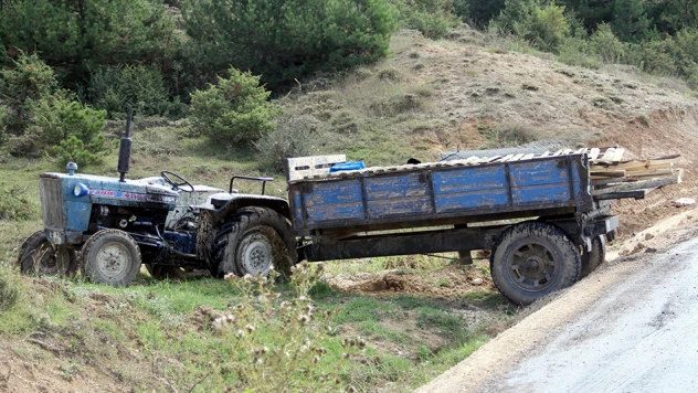 Devrilen traktörden atladı 1 yaralı