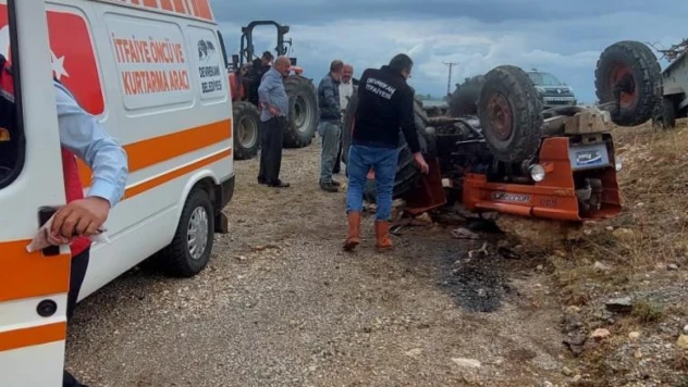 Devrilen traktörün altında kaldı