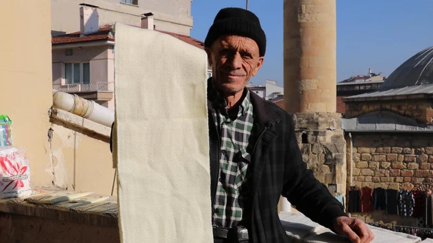 Dinçliğini çalışarak koruyor