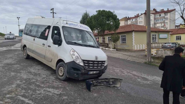 Nöbet Geçiren Şoför Öğrenci Servisine Çarptı