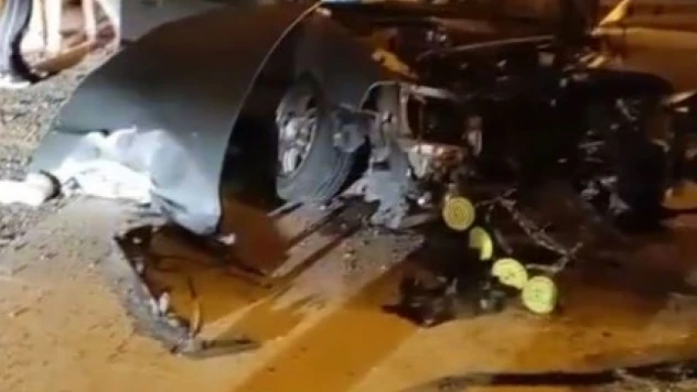 Önce Eve Sonra Direğe Çarptı: 1'i Ağır 3 Yaralı