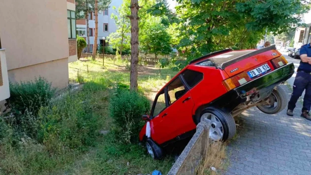Direksiyonu Kilitlendi, Apartman Bahçesine Düştü