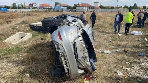 Otomobil Tarlaya Yuvarlandı: 2 Yaralı