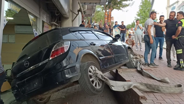 El frenini çekmeyi unuttuğu araç ortalığı birbirine kattı