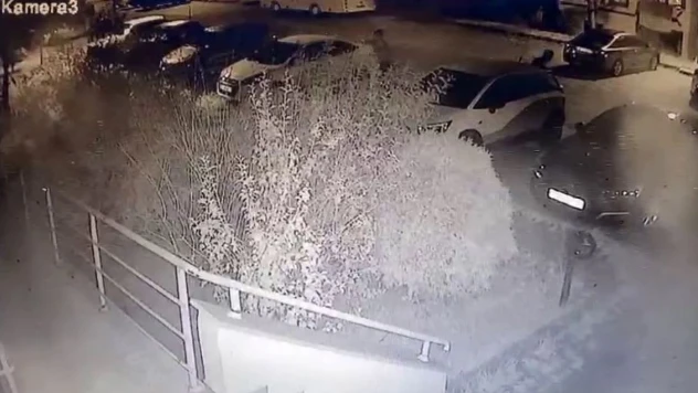 Park Halindeki Otomobilin Camını Kırdı
