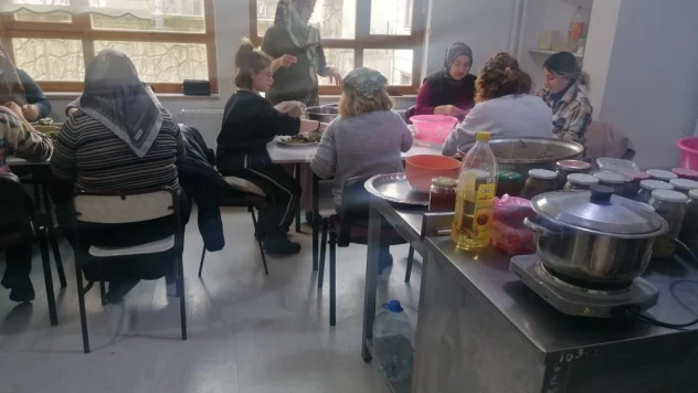 Elleriyle sardıkları dolmaları gönderdiler
