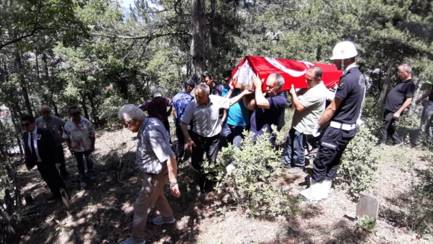 Emekli emniyet müdürü son yolculuğuna uğurlandı