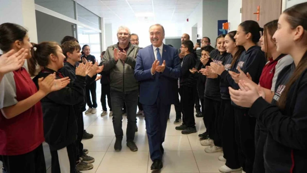 Emekli Olan Okul Müdürünü Alkışlarla Uğurladılar