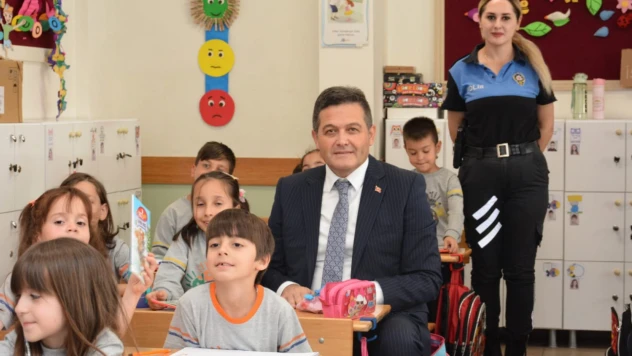 Emniyetten miniklere hediye