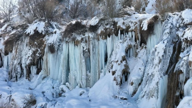 Erzincan'da Doğa Dondu, Girlevik Şelalesi Buz Kesti