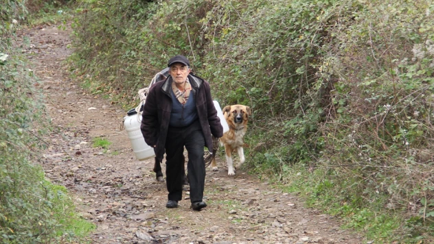 Eşekle su taşıyan vatandaş, içme suyuna kavuştu