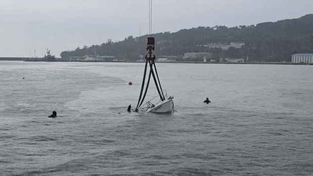 Fırtınada Batan Mini Yat Karaya Çıkarıldı