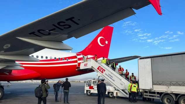 Gazze'ye yardım uçağı Mısır'a ulaştı