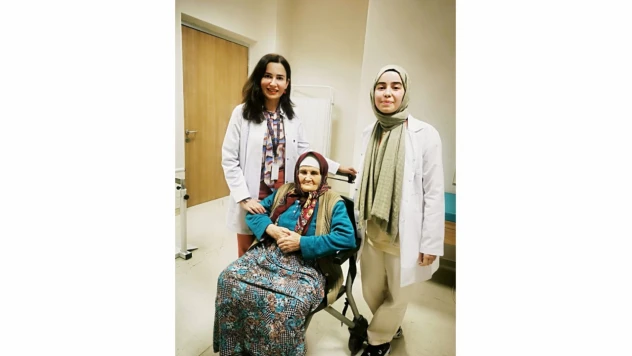 Geriatrinin ilk hastası 107 yaşındaki Fatma Teyze oldu