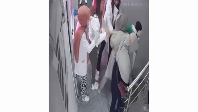 Güzellik merkezinde kadınlar birbirine girdi