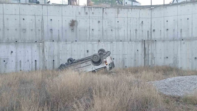 Hafif Ticari Araç Sahaya Uçtu: 1 Ağır Yaralı