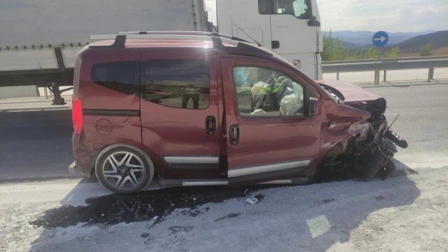 Hafif ticari araç bariyerlere çarptı: 1 yaralı