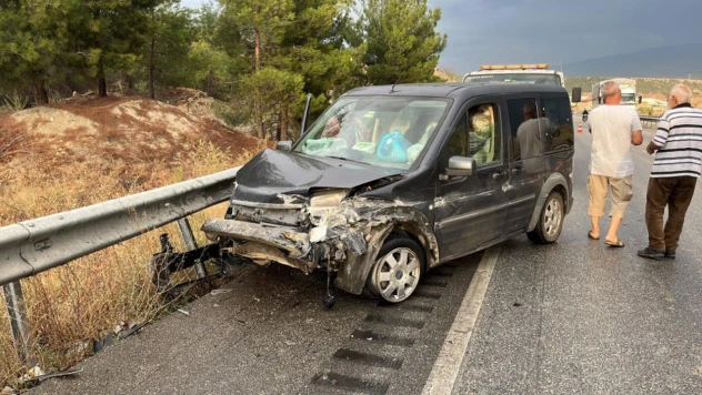 Hafif ticari araç bariyerlere çarptı