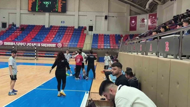 Hakeme Saldırmaya Çalıştı, Sahadan Güvenlikle Çıkartıldı