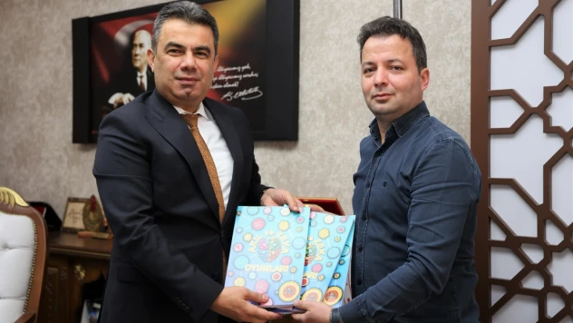 Hasan Gümüş'e Kitabını Takdim Etti