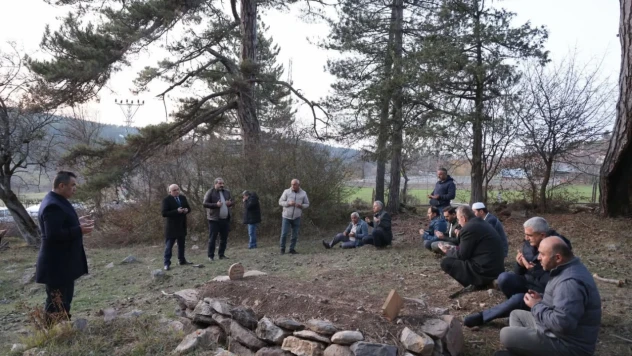 Hasan Sariahmetoğlu'nun Kabri Ziyaret Edildi