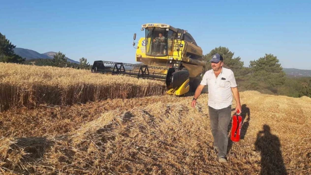 Hasat Esnasında Tam Teçhizat Bekliyorlar