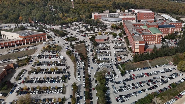 Gelişigüzel Park Eden Araçlar Ulaşımı Aksatıyor