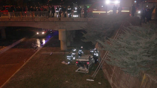 Hastaneye giderken köprüden uçtular
