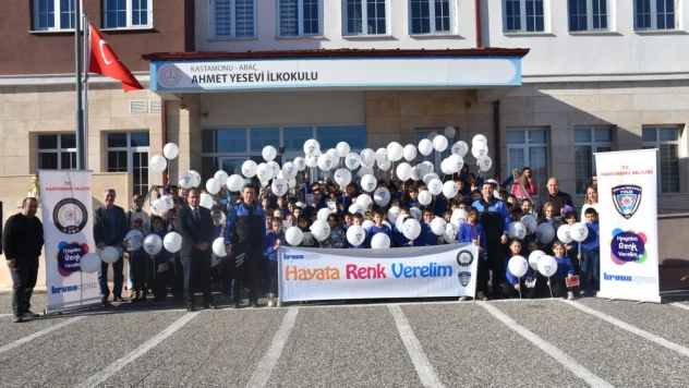 Hayata Renk Veriyorlar