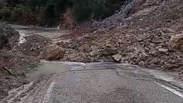 Heyelan, 3 İlçenin Yolunu Ulaşıma Kapadı