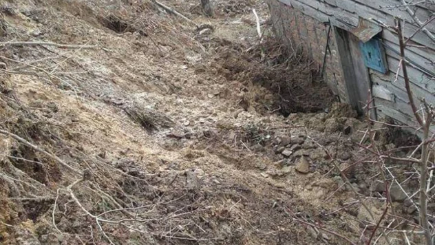 Heyelan nedeniyle evlerini boşaltıyorlar