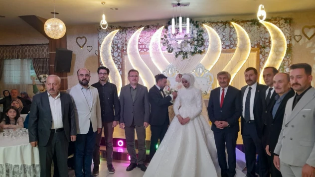 Hikmet İle Mustafa Evlendi