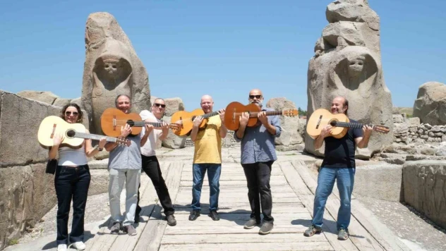 Hititler'in Merkezinde Gitar Ezgileri