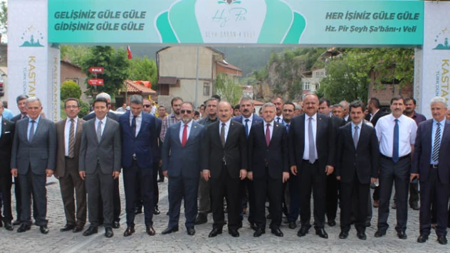 Huzura Davet ederek, Hz. Pir Camii'ne yürüdüler