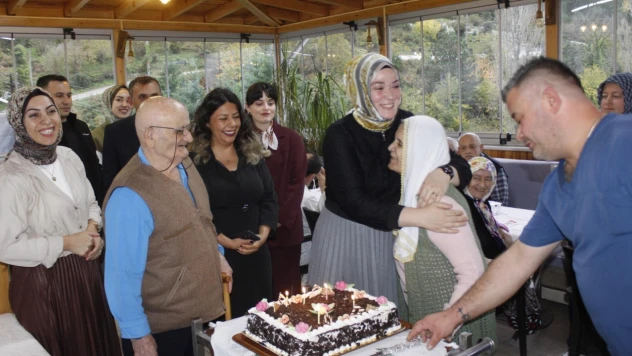Huzurevinde Doğum Günü Sürprizi