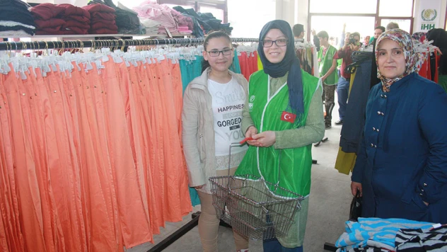 İHH 400 aileyi giydiriyor