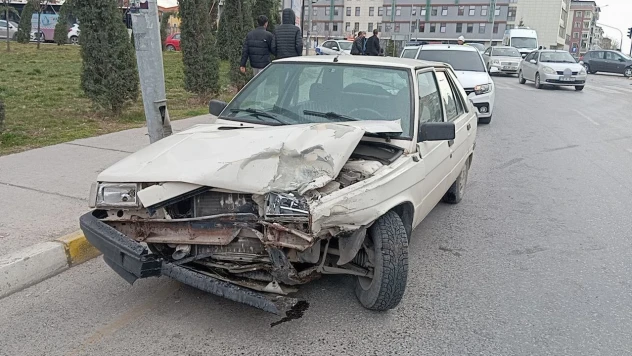 İki Otomobil Çarpıştı: 1 Yaralı