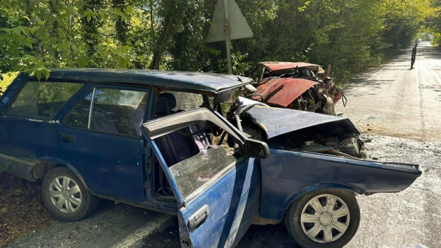 İki otomobil çarpıştı: 2 ölü, 1 yaralı