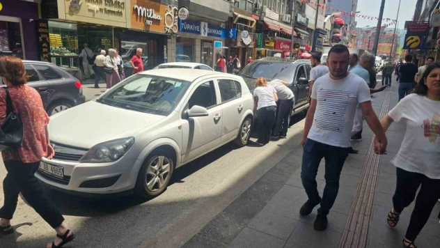 İki Otomobil Çarpıştı