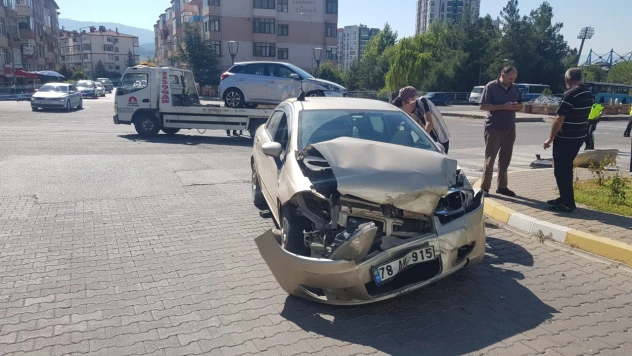İki otomobil kavşakta çarpıştı
