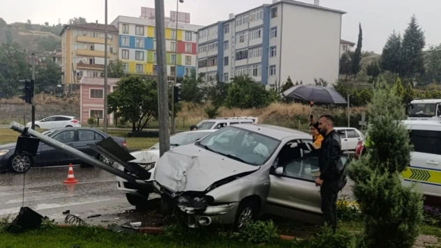 İki Otomobilin Çarpıştığı Kazada 3 Kişi Yaralandı