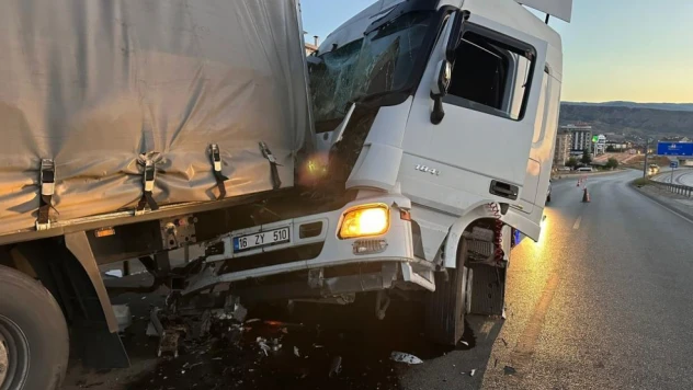 İki TIR çarpıştı bir kişi yaralandı