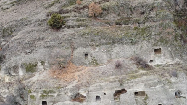İndağı Kaya Mezarları Tarih Meraklılarının İlgisini Çekiyor