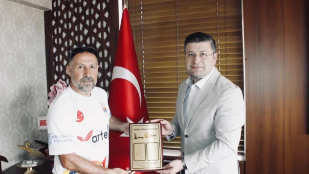 İnebolu Kaymakamı, Tarihi Bisiklet Yolculuğunun Sporcularını Ağırladı