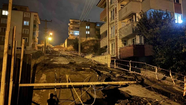 Yolun Bir Kısmı Çöktü