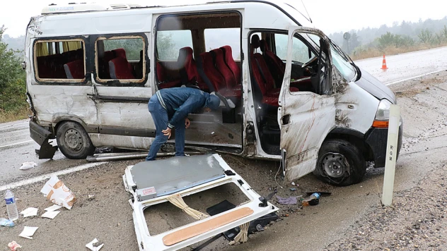 İşçi minibüsü devrildi 16 YARALI