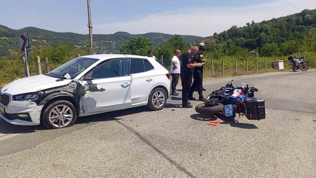 Jandarma Motorize Timi İle Otomobil Çarpıştı