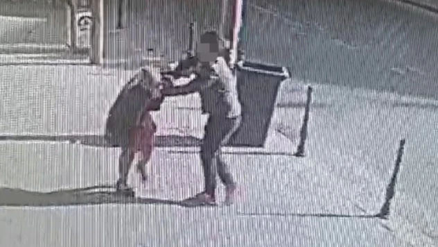 Kadınlar sokak ortasında birbirine girdi!