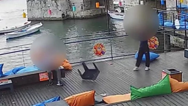 Kafenin Eşyalarına Zarar Verdiler