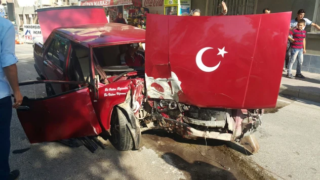 Kaldırıma çıktı, ağaca çarptı!